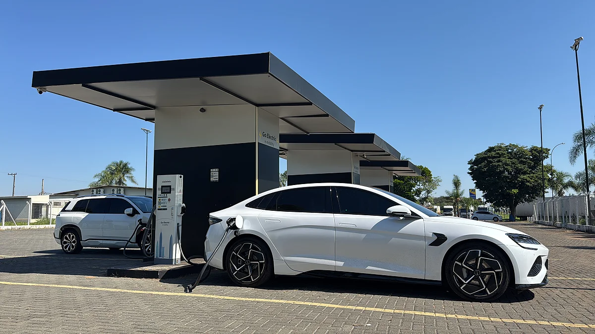 Eletroposto Go Electric na Rod. Anhanguera com veículo elétrico carregando