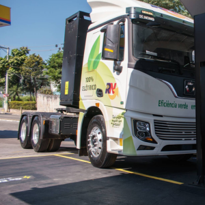 Eletroposto na Anchieta possibilita rota para caminhões elétricos com destino ao Porto de Santos